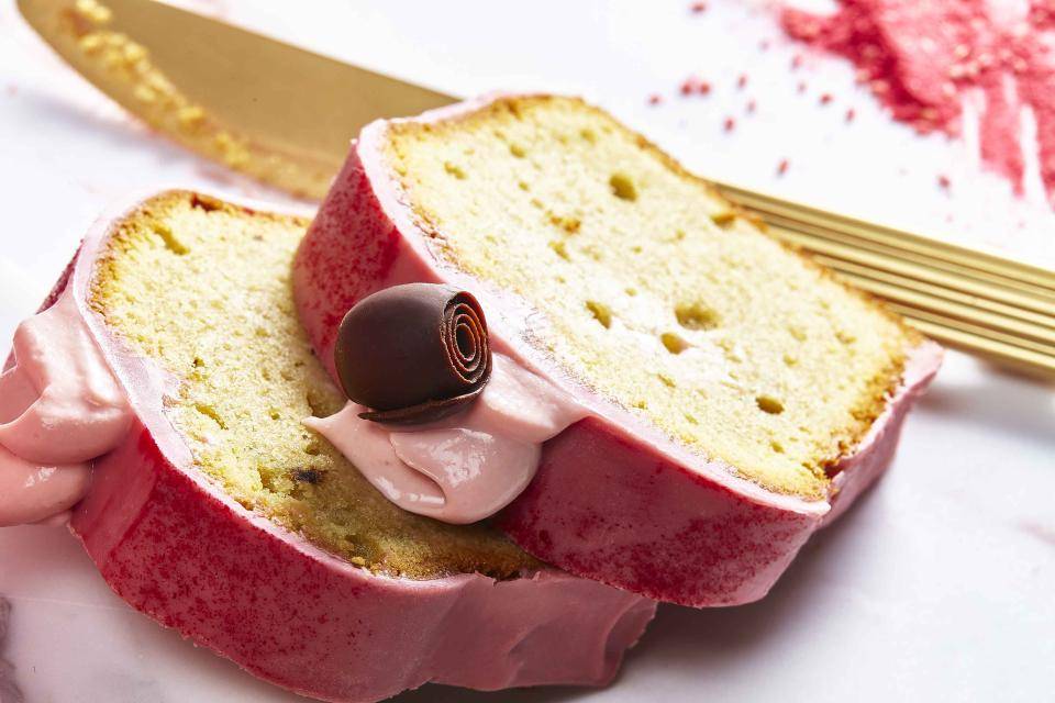 Duas fatias de bolo cortadas uma por cima da outra