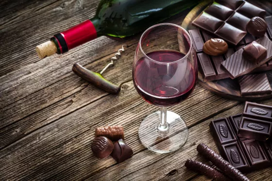 chocolates-e-vinho-na-mesa